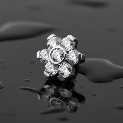 Top Fiore di Zircone con Centro in Bezel e Petali in Montatura a Griffe in Titanio Grado Implantare con Filettatura Interna