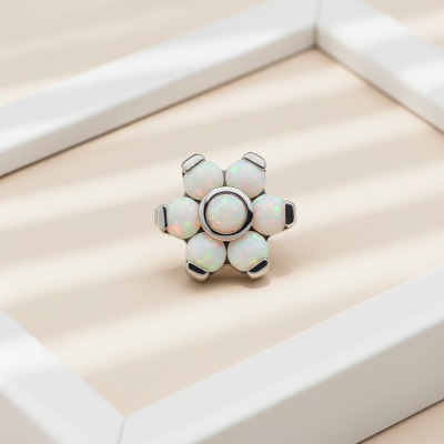 Top Fiore di Opali con Centro in Bezel e Petali in Montatura a Griffe in Titanio Grado Implantare con Filettatura Interna