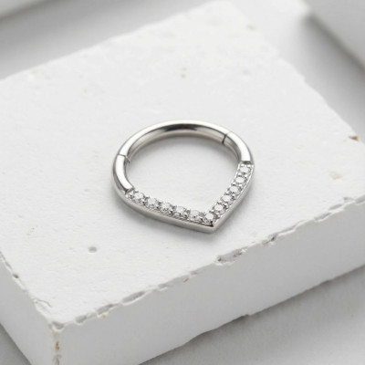 Anneau à Charnière Motif Chevron en Titane Qualité Implant avec Ligne de Zirconias Sertis