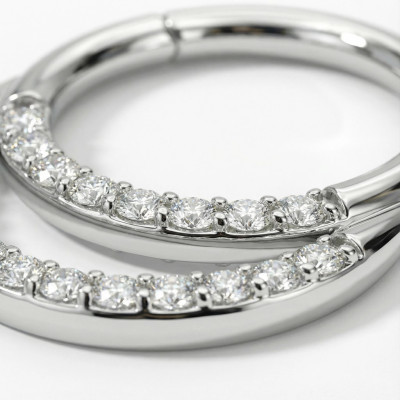 Anneau avec double rangée de pavé de zircons à l'avant et charnière en titane de qualité implant