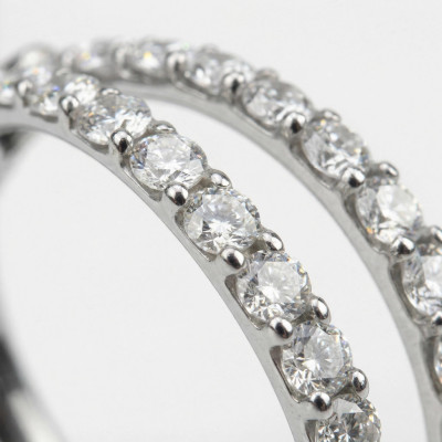 Anneau double rangée de pavé de zircons extérieur et charnière en titane de qualité implant
