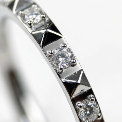 Anneau avec charnière en titane de qualité implant et zircons entre des pointes à coupe pyramidale