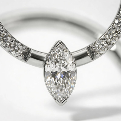 Anneau avec charnière en titane de qualité implant et marquise centrale avec pavé latéral de zircons