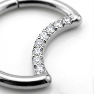 Anneau en forme de croissant de lune avec pavé de zircons et charnière en titane de qualité implant