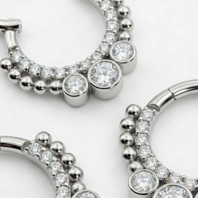 Anneau à charnière en titane de qualité implant avec zirconias en pavé frontal avec extérieur de boules et 3 zirconias en ser...